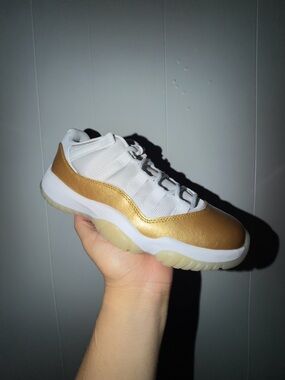 Women Jordan 11 “Mothers day”